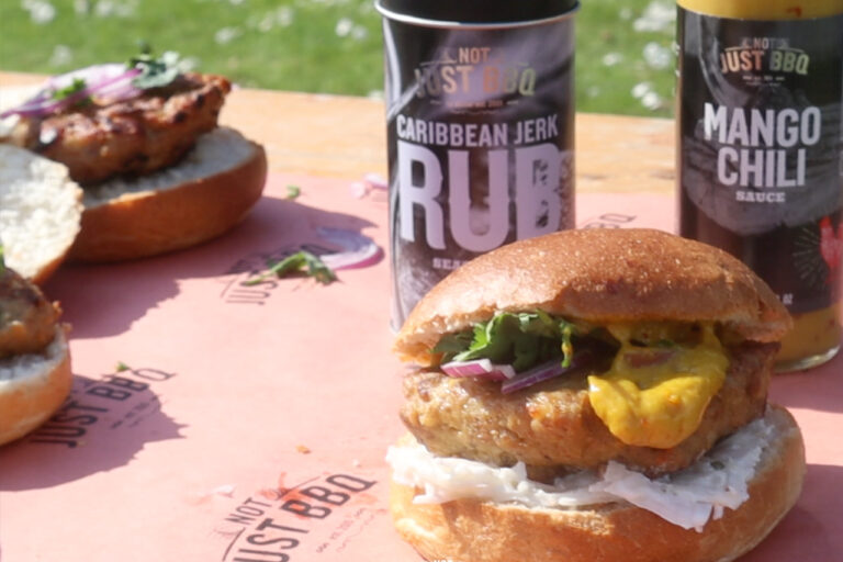 caribbean jerk burgers van bbq kipburgers op barbecue
