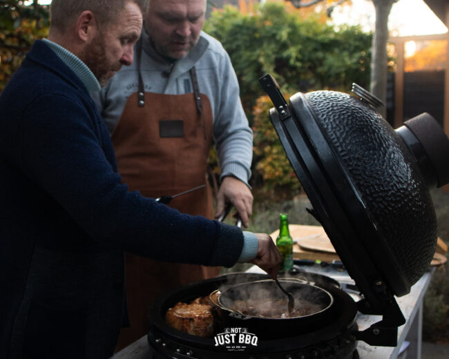 outdoor-cooking-christmas-recipes-meat-stew boeuf bourguignon buiten barbecue