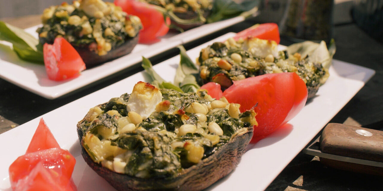 vegan portobello van de barbecue, met spinazie en geitenkaas