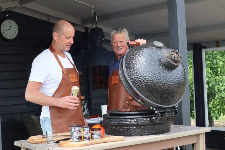 jacques en theo bij bastard bbq vaderdag buiten barbecue vlees