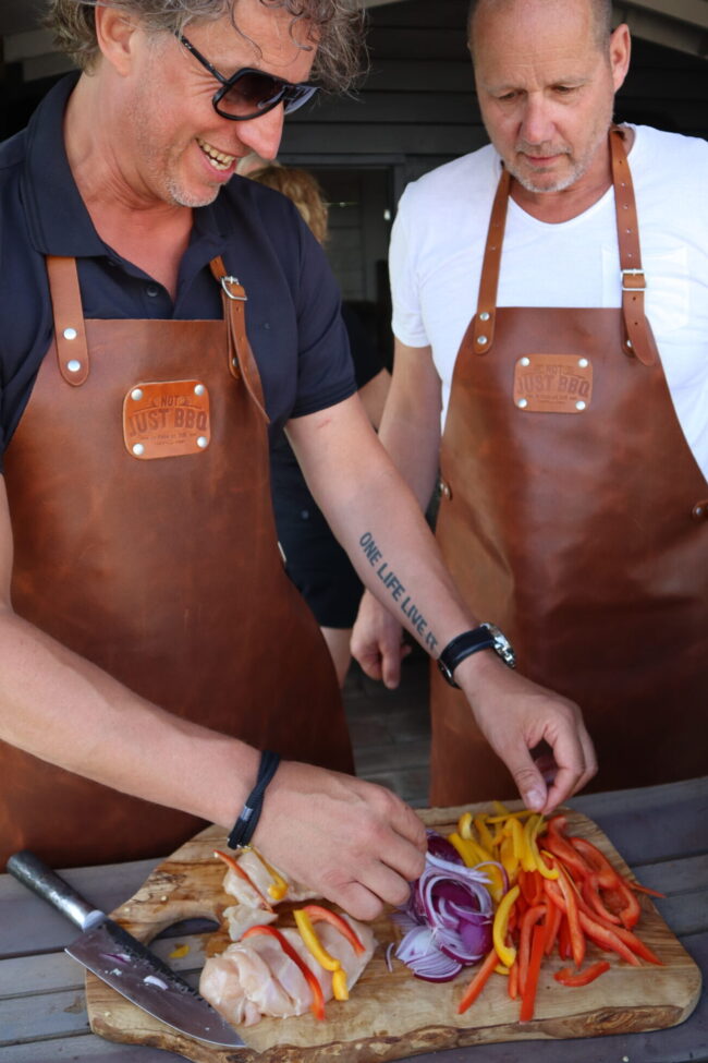 Not Just BBQ schort en kip hasselbach op de barbecue